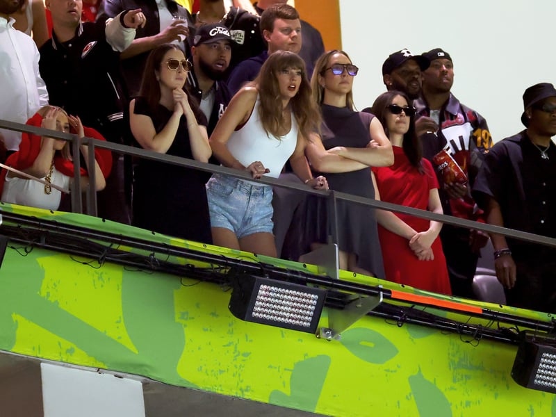 (L-R) Ashley Avignone, Alana Haim, Ross Travis, Taylor Swift, Este Haim, and Danielle Haim