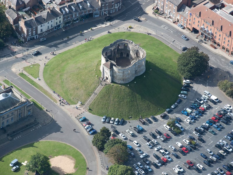 Time travel through history at York Castle Museum, where you can walk down a recreated Victorian street, explore wartime Britain, and even step inside an 18th-century prison cell. It’s a hands-on history lesson the whole family will enjoy! 📍Eye of York Tower St, York YO1 9RY England
