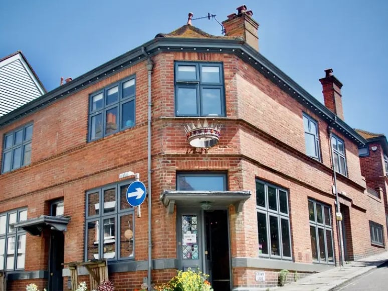 The Crown Hastings in Hastings has a 4.7* rating from 1172 reviews. An OpenTable reviewer said: “We’ve eaten at the Crown many times and it is always reliably good. Delicious food and a lovely friendly atmosphere.”