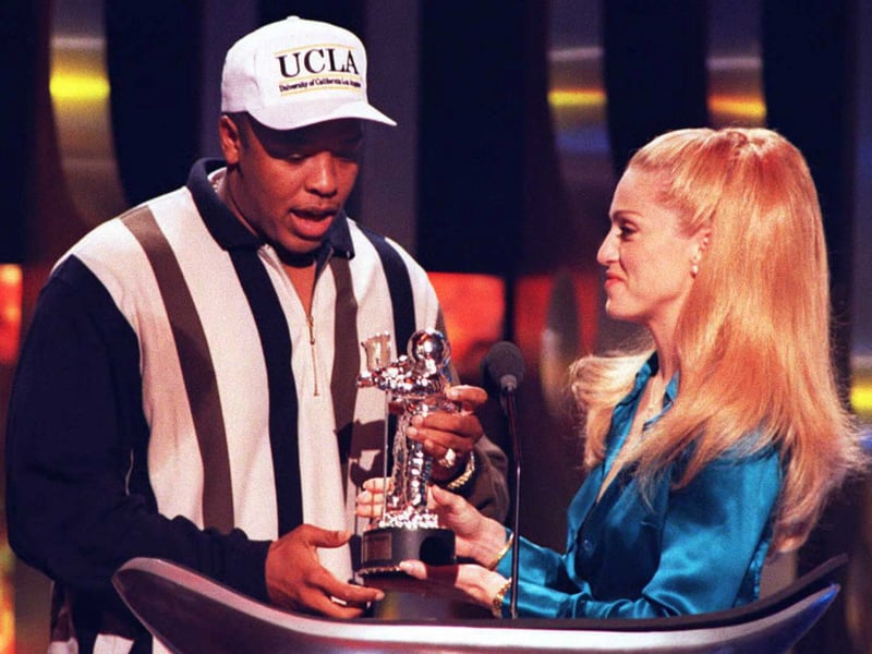 Singer Madonna (R) presents Dr. Dre the award for Best Rap Video 07 September during the 1995 MTV Video Music Awards held at Radio City Music Hall in New York.