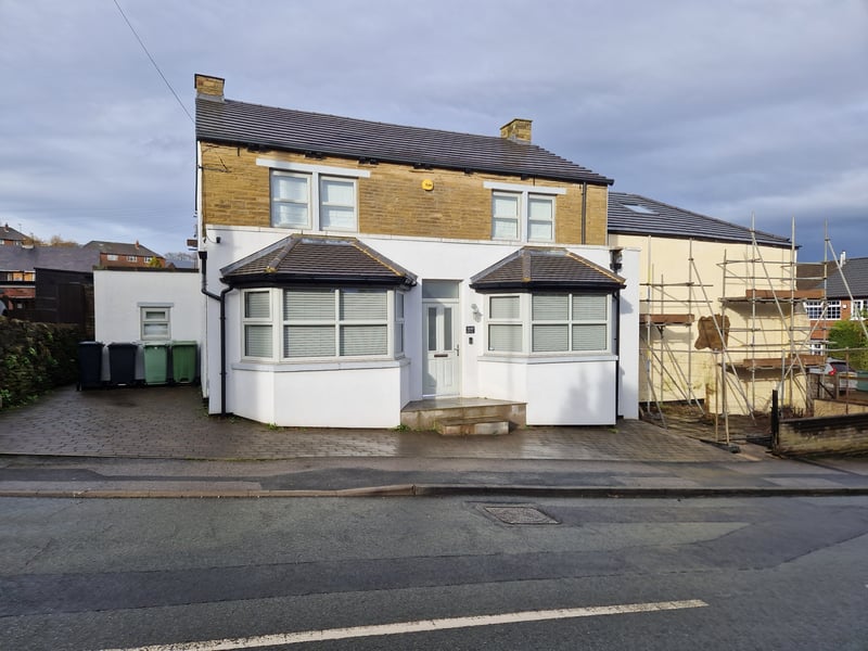 The Ivy on Valley Road hosted a legendary pub quiz on a weekend back in the day. One of this author's very few claims to fame is that he won the quiz on a tie-break back in the day. And the question? How many rooms does Buxkingham Palace have? Closest the answer won the beer.