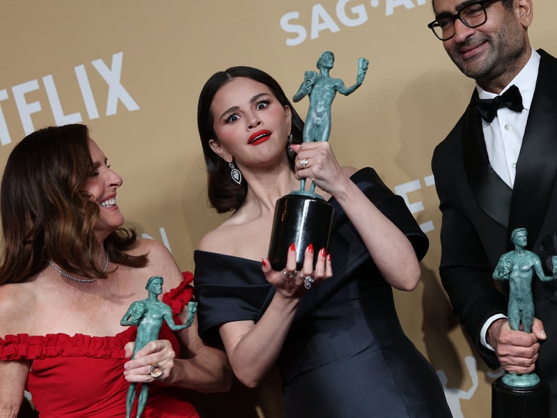 Molly Shannon, Selena Gomez and Kumail Nanjiani pose in the press room with the award for Outstanding Performance by an Ensemble in a Comedy Series for "Only Murders in the Building". 
