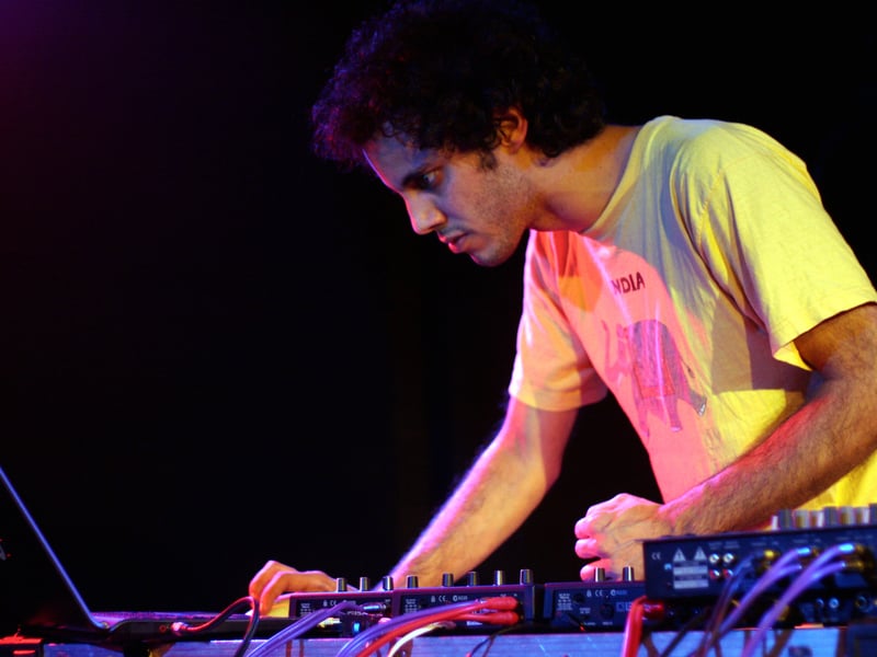  Four Tet's innovative electronic music has garnered 3,965,366 streams, showcasing his influence in the genre.
