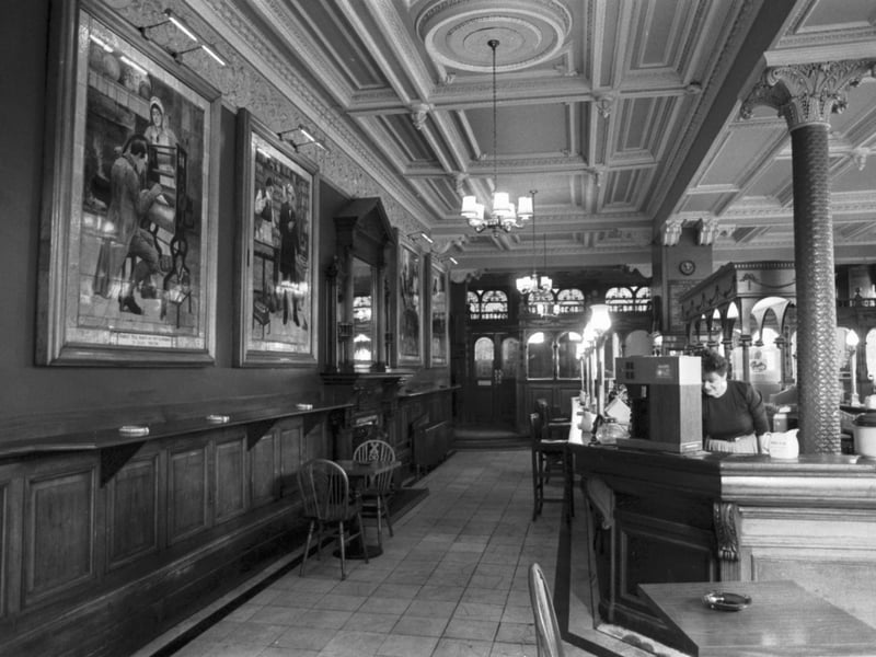 The Circle bar (island bar) of the Cafe Royal in West Register Street Edinburgh 1983, showing the tile pictures of famous inventors. 