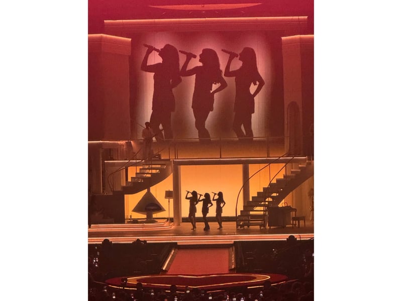 The show lasted for 90 minutes and contained 19 songs.