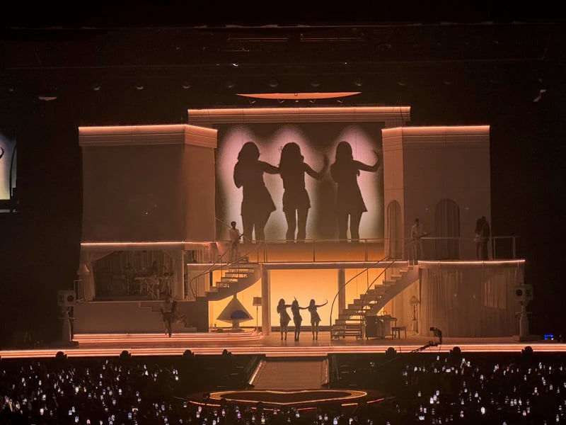 The main set ended with a performance of 'Don't Smile'.