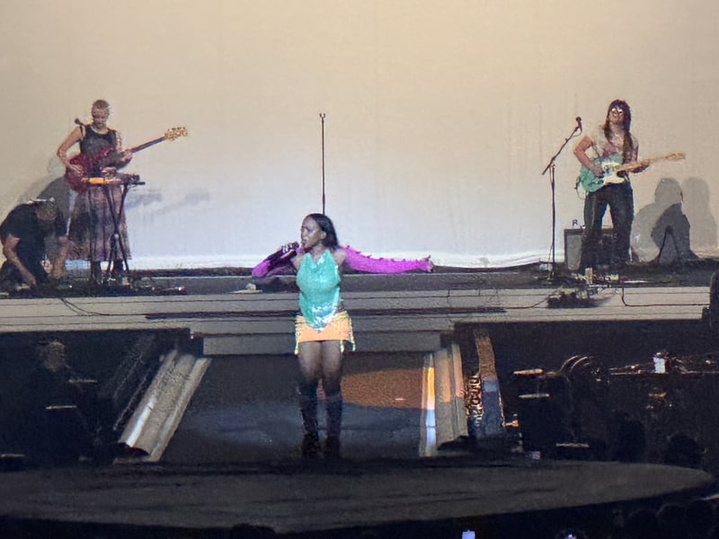 English singer-songwriter Rachel Chinouriri got the crowd warmed up for Sabrina Carpenter.