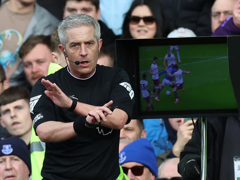Never made himself a factor, refereed it sensibly. Possibly a little lenient to the home side and might have seen the Bamford incident differently but it was fine.