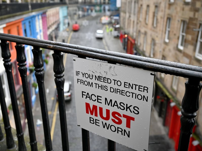 A sign reminding people to wear masks in Edinburgh.