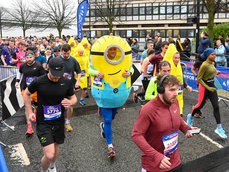 Runners near the start at Arundel Gate. Photo: Charley Atkins, National World