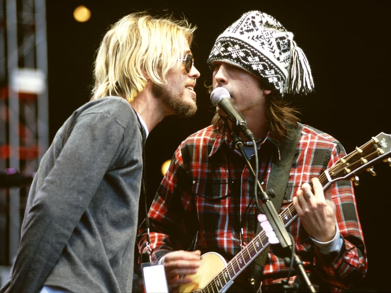 Taylor Hawkins (L) and Dave Grohl of the Foo Fighters perform as part of the Bridge School Benefit 2000 at Shoreline Amphitheatre on October 29, 2000 in Mountain View California.