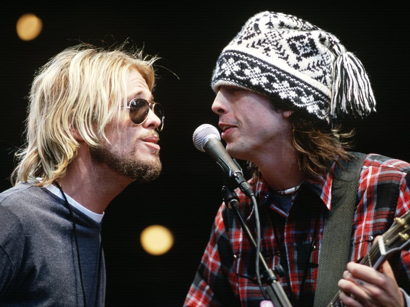 Taylor Hawkins (L) and Dave Grohl of the Foo Fighters perform as part of the Bridge School Benefit 2000 at Shoreline Amphitheatre on October 29, 2000 in Mountain View California.