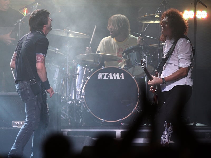  Musicians Dave Grohl, Taylor Hawkins and Brian May perform during the VH1 Rock Honors at the Mandalay Bay Events Center on May 25, 2006 in Las Vegas, Nevada.