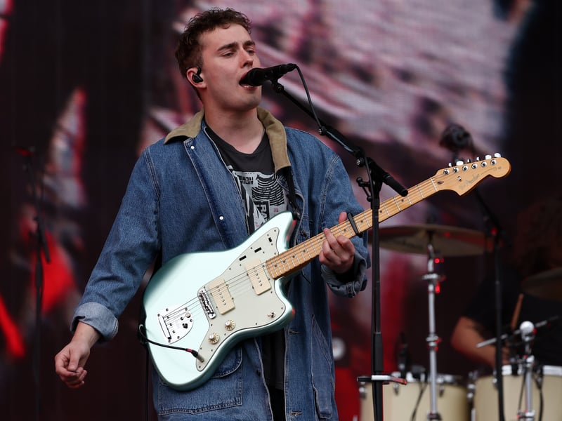 Following the release of his album People Watching, English singer-songwriter Sam Fender is set to perform a huge gig at Edinburgh’s Royal Highland Showgrounds. As part of a series of Summer Sessions gigs, he will take to the stage on Friday, August 22, 2025. 
