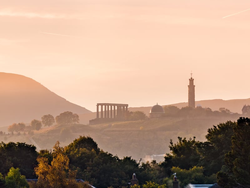 The capital of Scotland and one of the country’s biggest tourist destinations, Edinburgh has plenty to offer landscape photographers from Cramond Beach to Arthur’s Seat and Allermuir Hill, which is just outside the city.