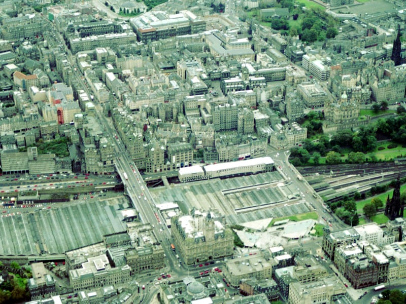 Aerial picture of the Old Town, looking south, October 1993, with North Bridge clearly visible against the vast roof of Waverley station.