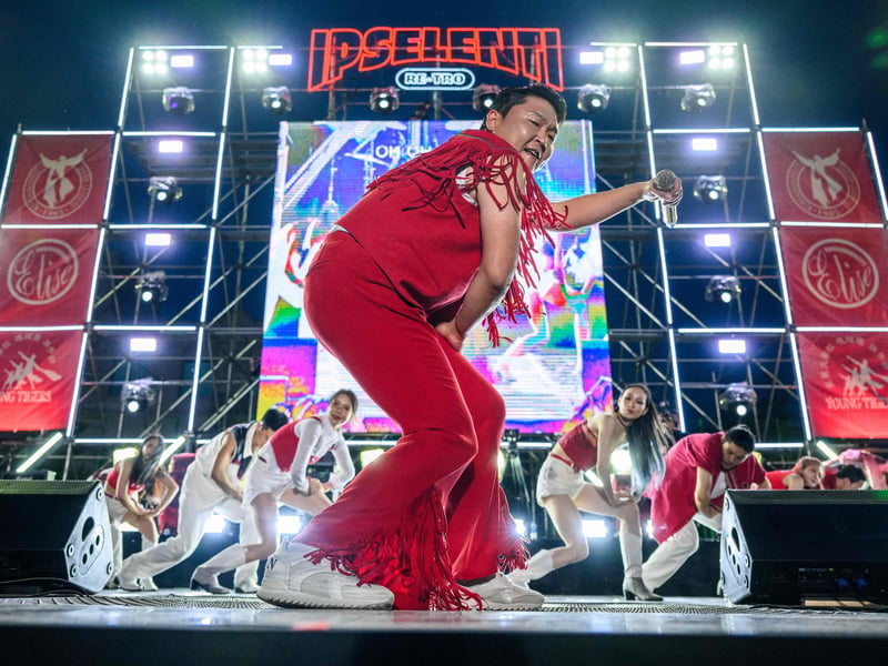 This 2012 K-pop sensation transcended cultural boundaries, becoming the first YouTube video to reach one billion views and beyond. "Gangnam Style" introduced K-pop to a global audience with its infectious electronic beats, catchy chorus, and the now-iconic horse-riding dance, sparking countless parodies and dance covers worldwide.