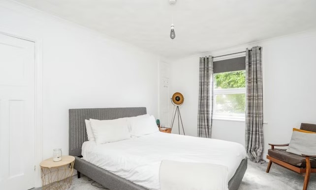 This home is in a prime location within the city with amenties close by.