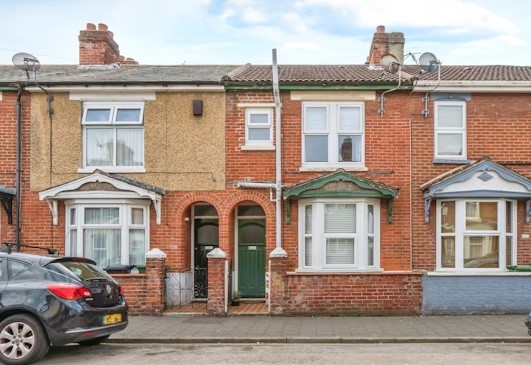 This two bedroom home mid terraced home is located in a popular residential road within the city. 