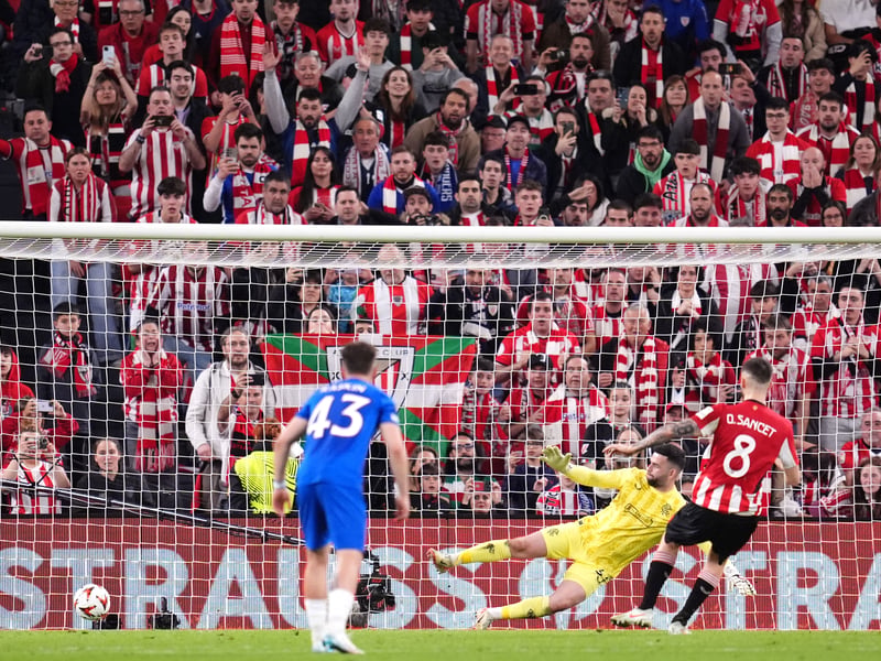 Unable to re-create the penalty heroics of last week, going the wrong way for Sancet's opener. Helpless with the second goal. 6