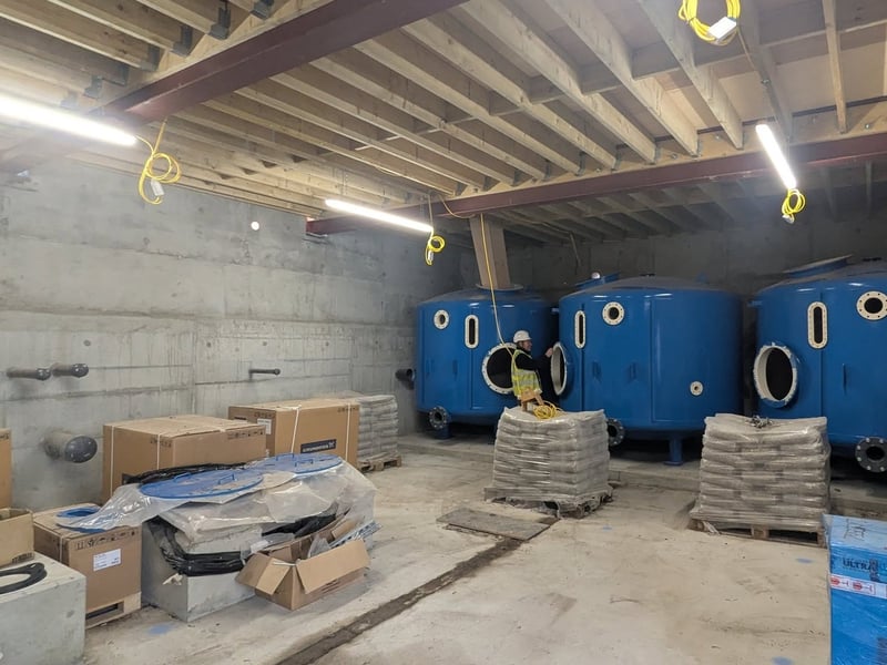 The roof is now on the plant room making it watertight, and the filtration tanks are being filled with ballast and sand. 