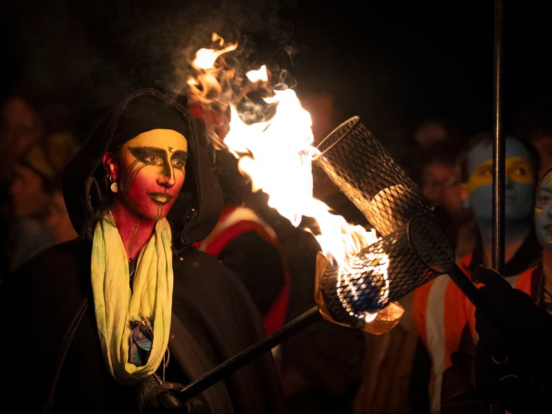 Thousands of spectators enjoyed the spectacle.