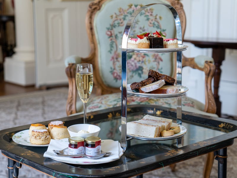 We began our stay with champagne afternoon tea in the drawing room of the castle. In these wonderfully atmospheric surroundings we were served artisan sandwiches and canapes, followed by freshly baked fruit and plain scones with homemade jam and clotted cream before a selection of homemade cakes. We ordered a pot of Afternoon Gold, a black tea blend of floral Darjeeling and fruity Ceylon. This was enjoyed with glasses of Taittinger Brut and rosé champagnes. 