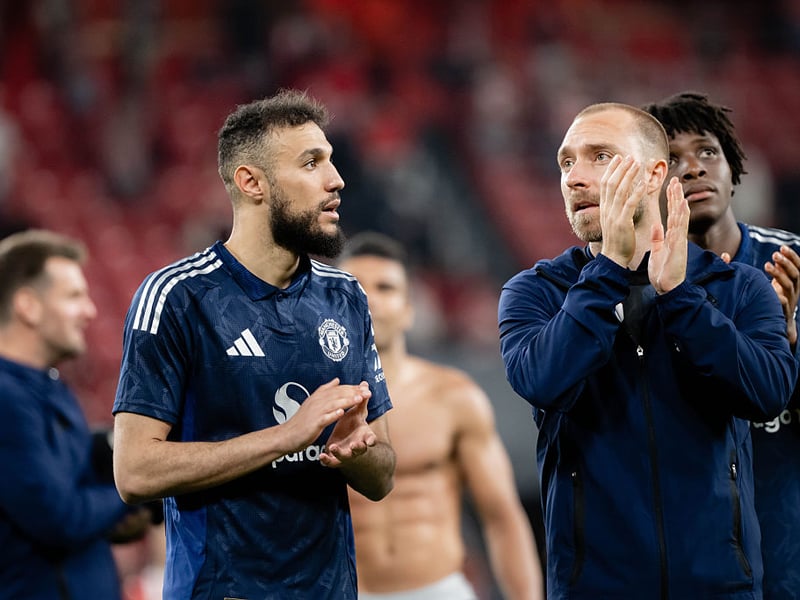 It would be an unnecessary risk to start Amad Diallo, so Mazraoui should play on the wing.