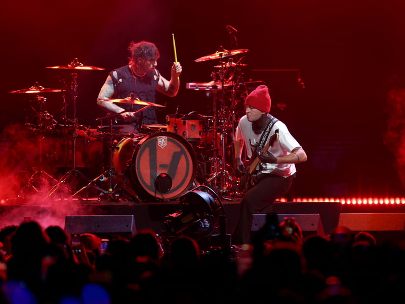 They co-headlined the Main Stage, a proper homecoming that rectified the issues of their prior performance. Fans and critics alike noted the band's appreciation for the festival's unique UK atmosphere. Their set was a masterclass in festival showmanship, complete with a breathtaking stage production, high-energy antics, and a powerful connection with the audience.