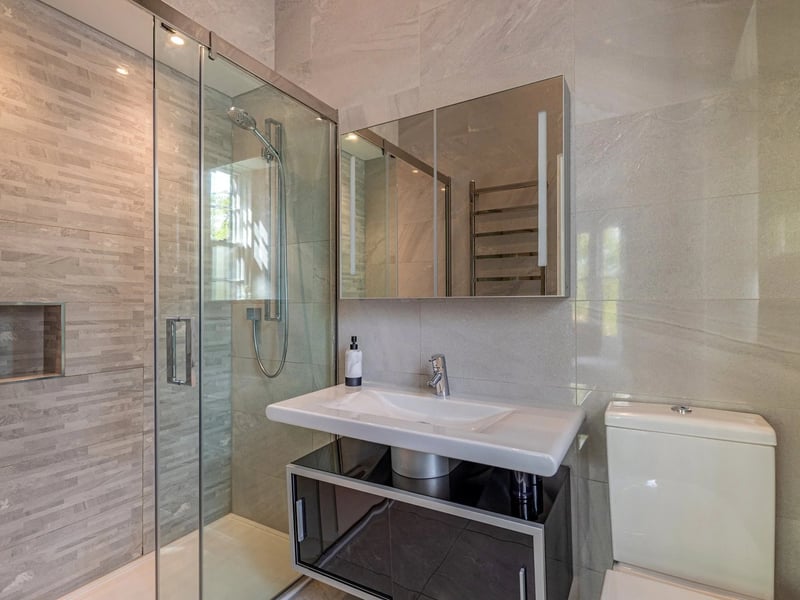 The en suite bathroom