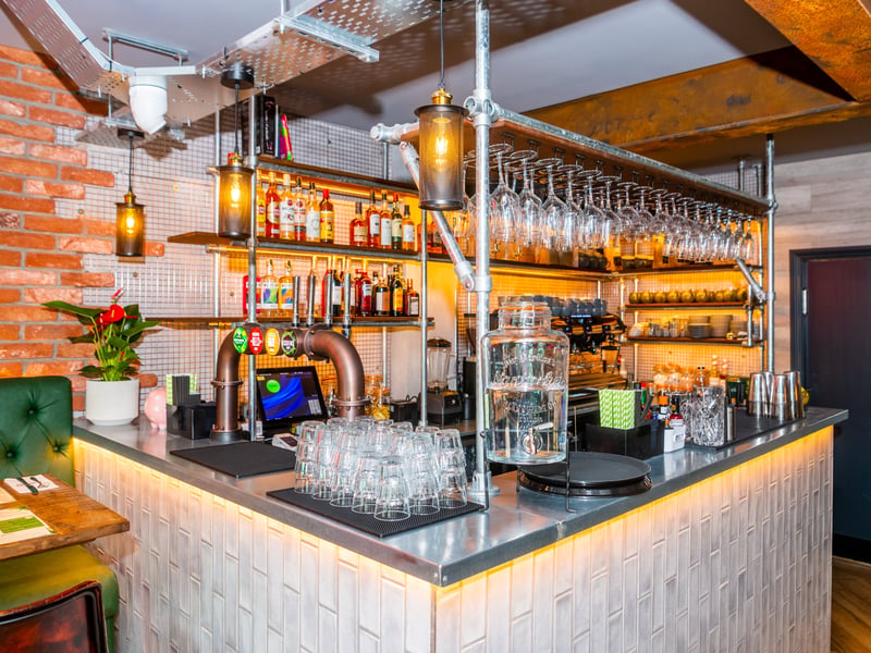At night, things heat up with an atmosphere that takes the bar from relaxed daytime vibes to an elegant and lively night-time venue.