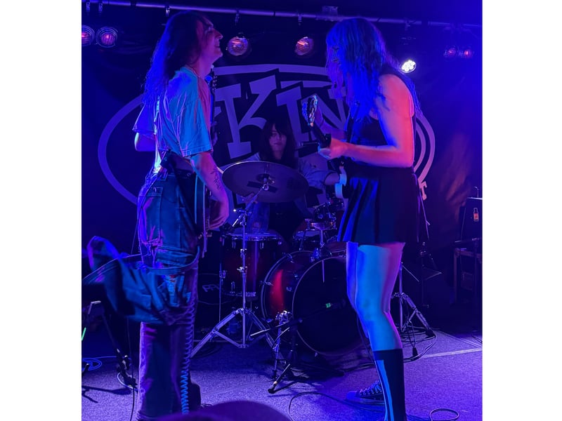 Jasmine.4.t. was backed by a three-piece band for the gig.
