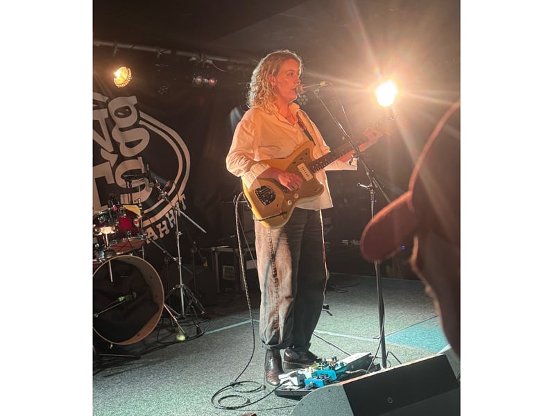 Jasmine.4.t's main support came from Scottish singer-songwriter Lizzie Reid who received a warm reception from the crowd.