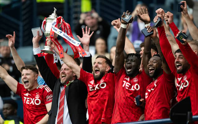 Aberdeen captain Graeme Sinnie lifts the Scottish Cup trophy after the penalty shoot-out win over Celtic. (Photo by Paul Devlin / SNS Group)