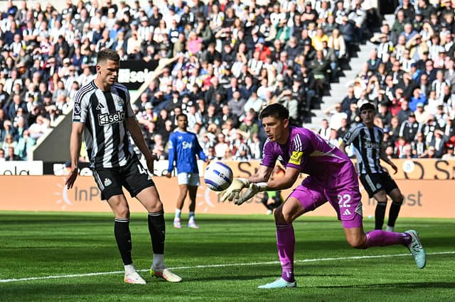 Made two excellent saves to deny Carlos Alcaraz but could do little about Carlos Alcaraz’s opener. Quick off his line to claim some dangerous Everton corners.