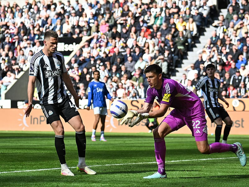 Made two excellent saves to deny Carlos Alcaraz but could do little about Carlos Alcaraz’s opener. Quick off his line to claim some dangerous Everton corners.