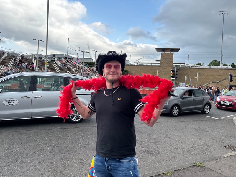 Lots of fans chose a touch of flamboyance for the occasion.