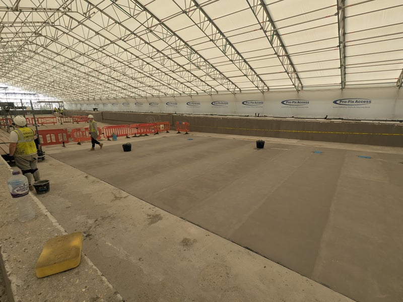 Large sections of the pool floor are now being rendered to create a smooth surface for the final epoxy coating.
A two-metre gap is being left around the edges, so tiling can carry on without interruption. That area will be rendered later.