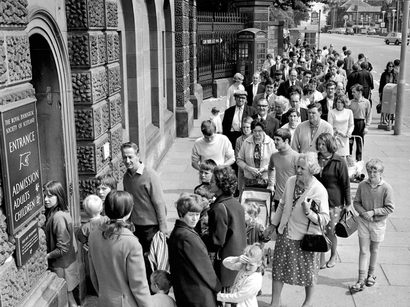 People queueing to get into Edinburgh Zoo in July 1968
