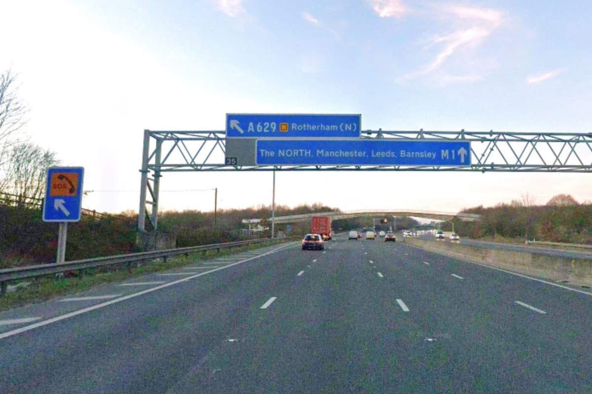 Verkehr auf der M1: Staus bilden sich hinter Meadowhall, da eine Fahrspur ...