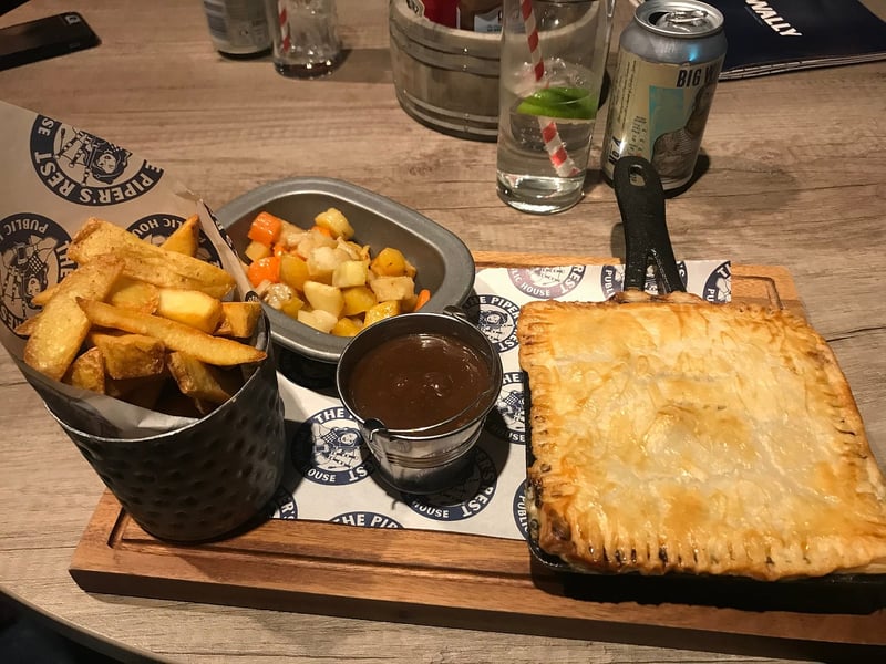 The Piper’s Rest Public House on Hunter Square Royal Mile has a 4.7* rating from 973 reviews. A Tripadvisor reviewer said: “Lovely place, great atmosphere. Enjoyed every bit with an excellent touch of positivity from the server and rest of the team.”
