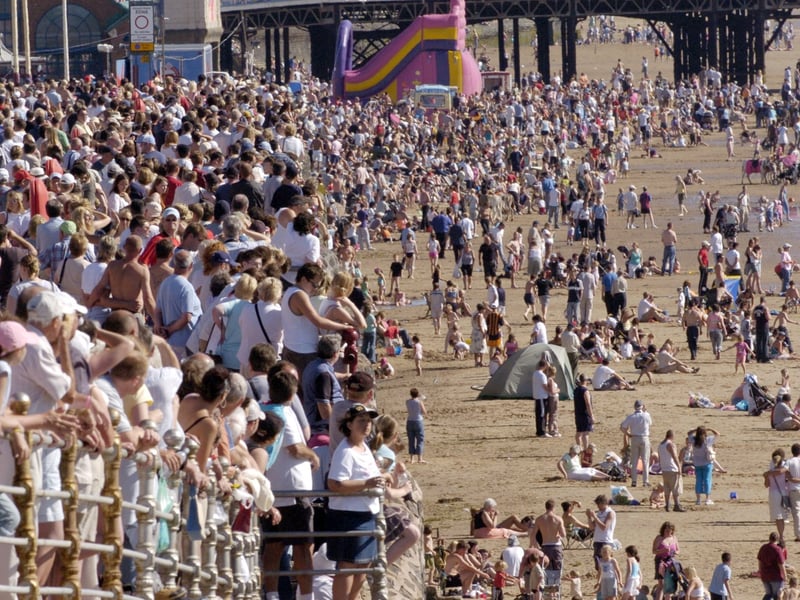 For a true taste of the seaside, head to Blackpool’s iconic Promenade. Several grassy patches and benches line the seafront, providing the perfect setting for a fish-and-chips picnic with a sea view. Whether you’re close to the piers or further along toward South Shore, the ocean backdrop adds something special to your picnic.