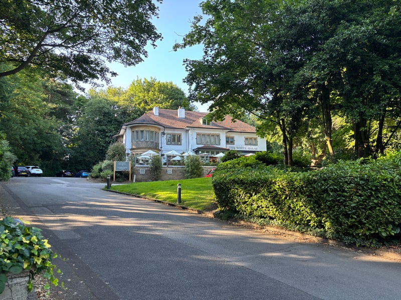 White House offers a country pub getaway without leaving the city. This popular pub in Roundhay has 4 stars out of five with 1,367 reviews.