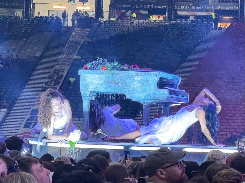 The performance was beautifully choreographed.