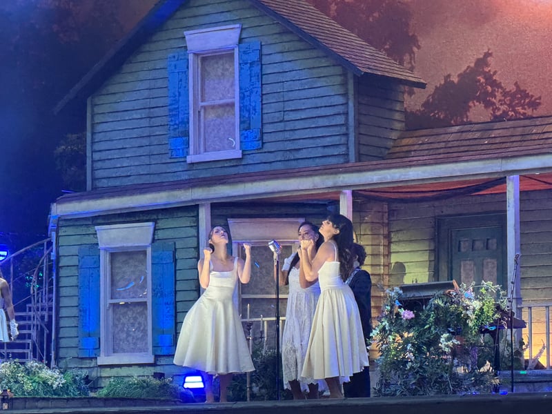 Del Ray was joined on stage by a troupe of dancers.