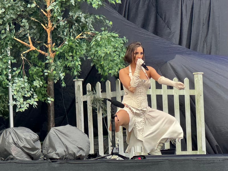 Lana Del Ray's support for Hampden was Banks.