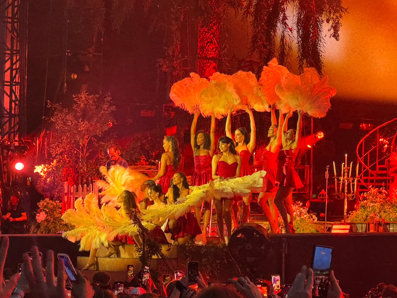 Del Ray surrounded by dancers.