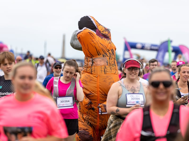 ictured - Runners in action
Photos by Alex Shute