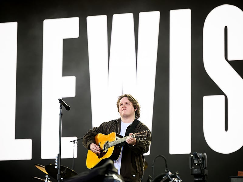 He also played new song 'Survive', which was released on the same day as the performance.