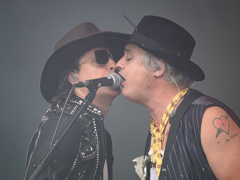 The raw, poetic energy of The Libertines is set to ignite The Piece Hall in Halifax on August 8, 2025. Prepare for a chaotic and captivating performance from this iconic indie-rock band, known for their electrifying stage presence. 📍 Blackledge, Halifax HX1 1RE